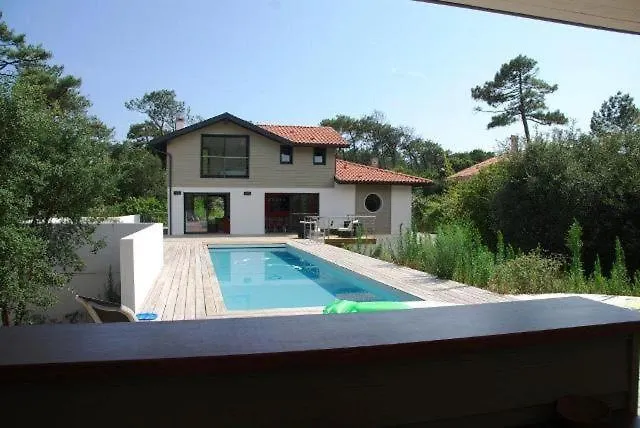 Hossegor La Desirade Tres Belle Avec Piscine Et Jardin Clos Idealement Situee Entre Et Ocean, A Enviro Soorts-Hossegor